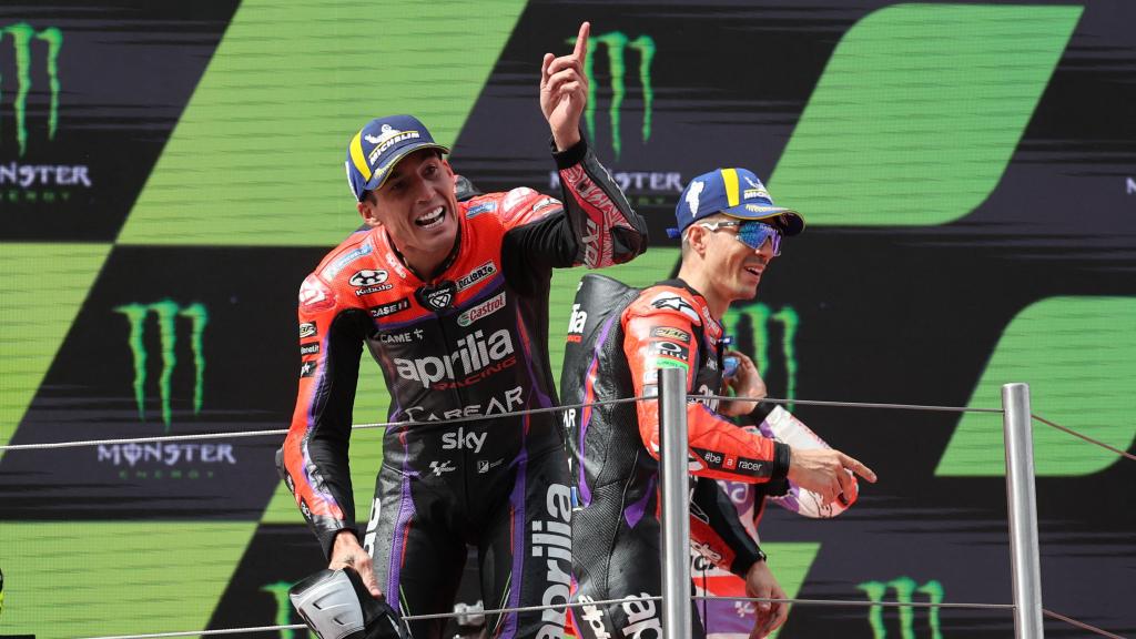 Aleix Espargaró y Maverick Viñales celebran el doblete de Aprilia en el podio del GP de Cataluña.