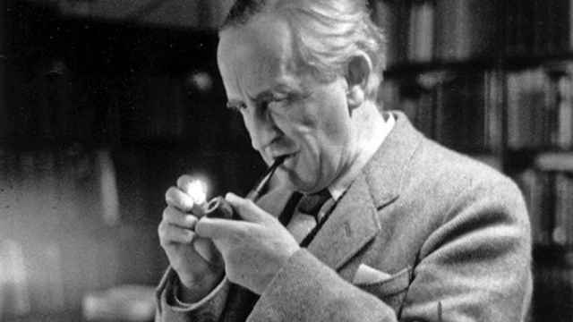 Tolkien fumando en pipa