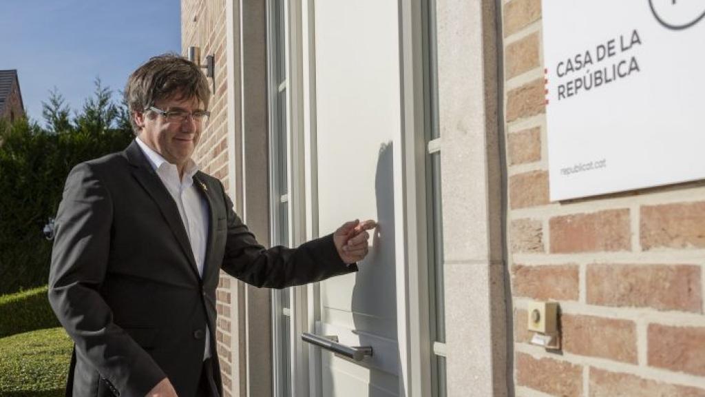 Carles Puigdemont, expresidente de la Generalitat de Cataluña huido de la Justicia, ante su palacete en Waterloo (Bélgica).