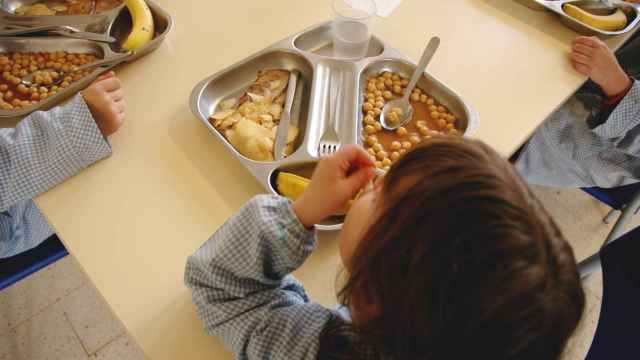 Imagen de archivo de niños comiendo en un comedor escolar.