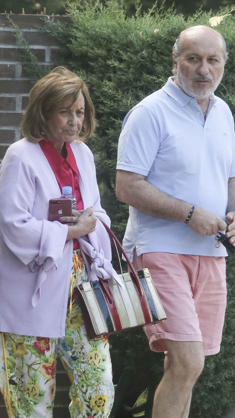 María Teresa Campos junto a su yerno, José Carlos Bernal, en una imagen saliendo de la casa de Carmen Borrego.