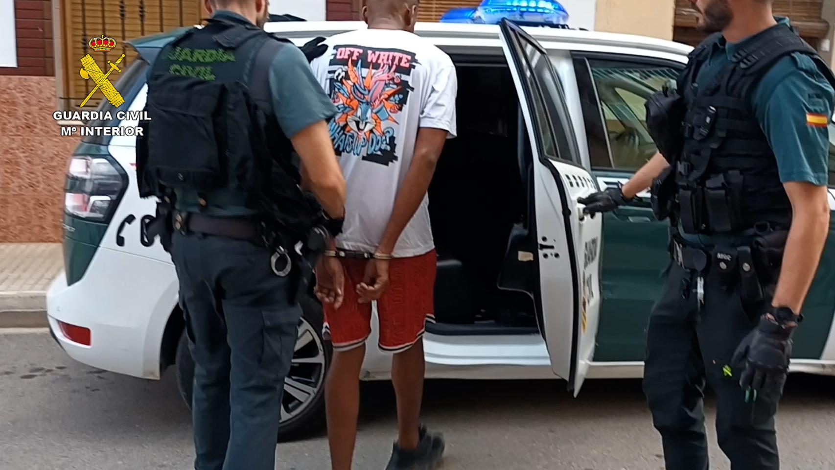 Uno de los detenidos por la Guardia Civil. G.C.