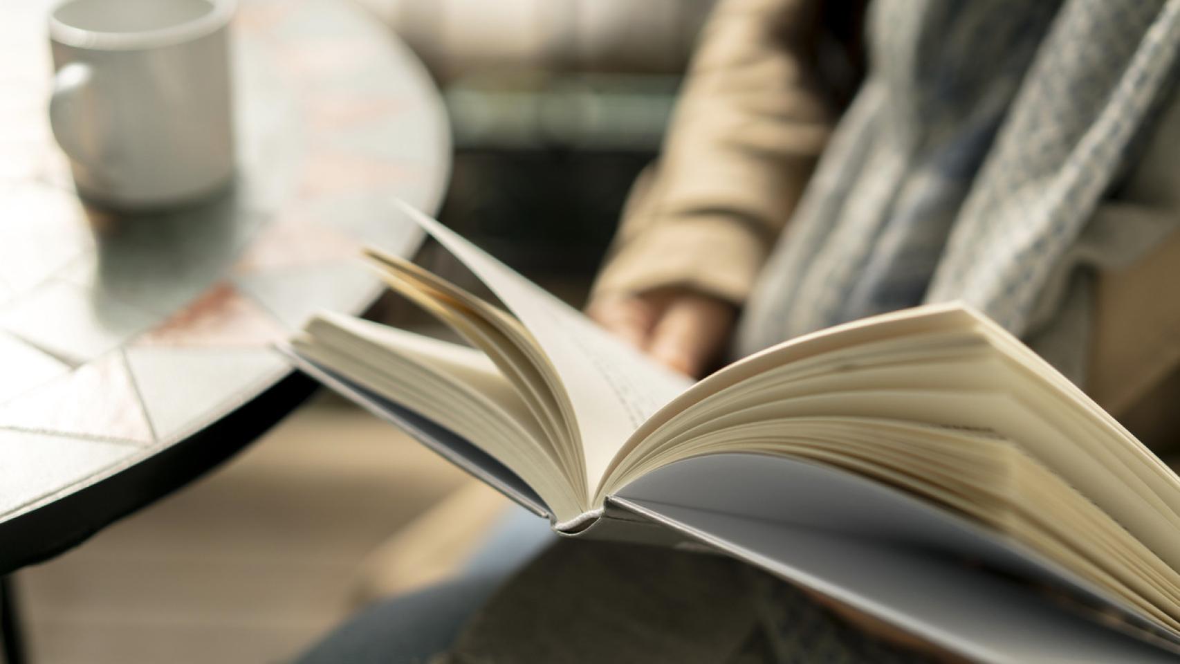 Una persona con un libro.