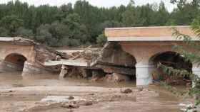 Uno de los puentes afectados de la zona del suroeste por la DANA, este lunes.