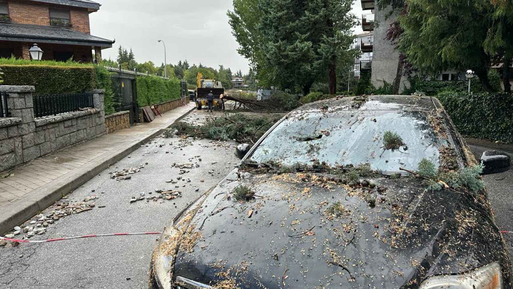 Vehículos y calles destrozados por la lluvia en El Espinar