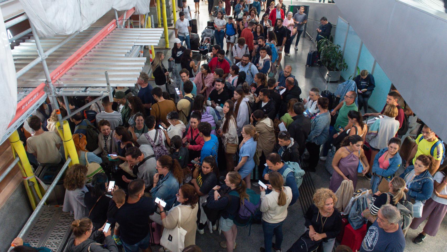 Cientos de pasajeros en la estación de Santa Justa, en Sevilla, afectados por la DANA.