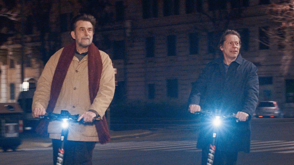 Nanni Moretti, junto a Mathieu Amalric, cambia la vespa por un patinete en 'El sol del futuro'