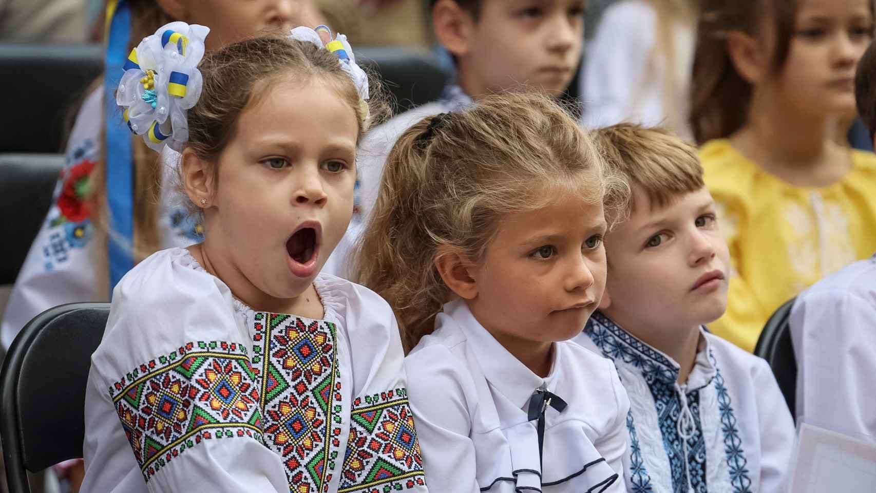 Alumnos de una escuela de Kiev visten camisas bordadas, un atuendo típico de la cultura ucraniana.