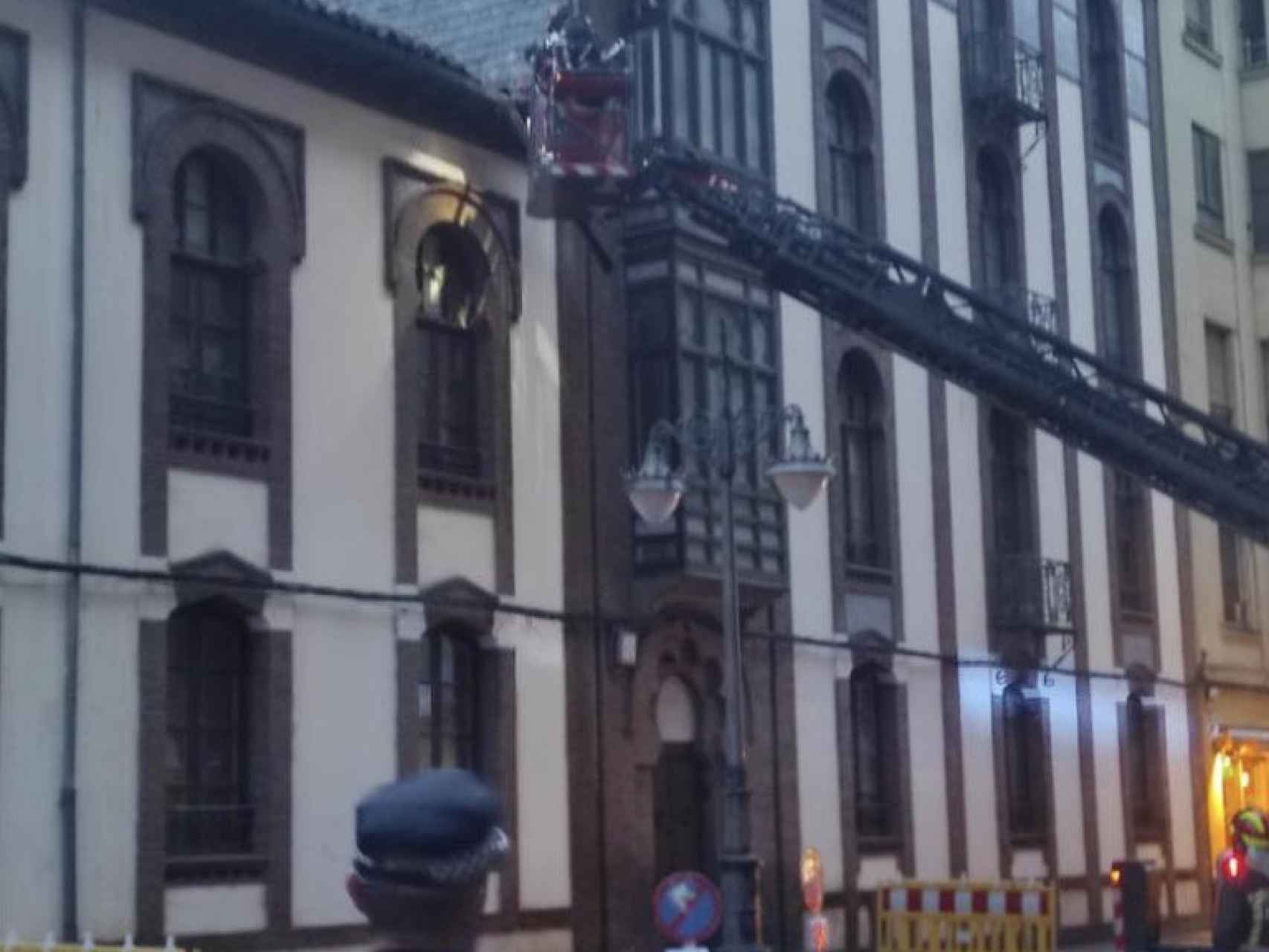 Policía Local y Bomberos de León intervienen en una caída de cascotes en la cornisa de un palacio neomudéjar