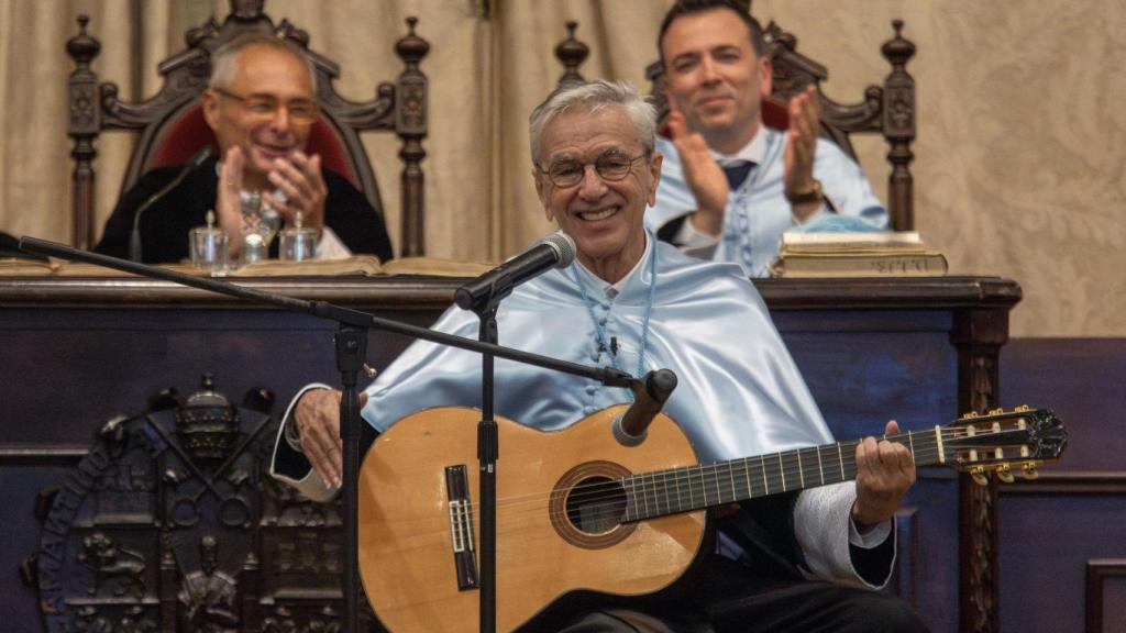 El rector de la Universidad de Salamanca, Ricardo Rivero, preside la solemne ceremonia en latín de investidura como doctor ‘honoris causa’ del músico y poeta brasileño Caetano Veloso.