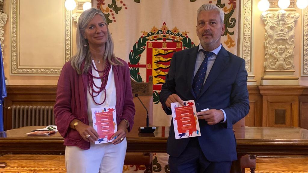 La concejala de Educación, Irene Carvajal, y el crítico taurino César Mata en la presentación de los coloquios taurinos