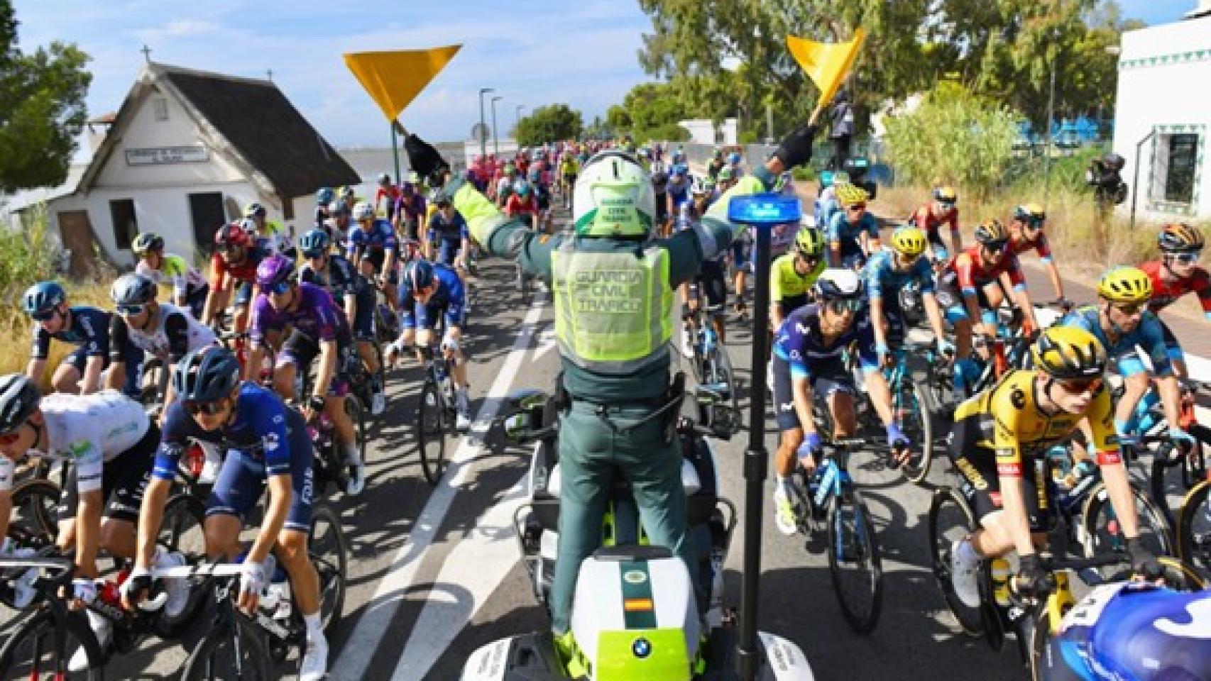 La Guardia Civil en la salida de una carrera ciclista