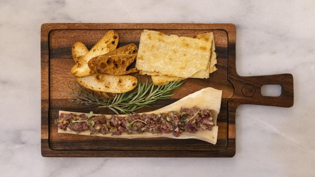 El steak tartar sobre tuétano