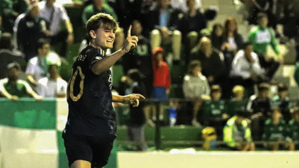 Nico Paz celebra un gol con el Castilla