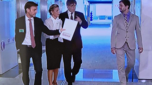 Yolanda Díaz y Carles Puigdemont en el Parlamento Europeo junto a Jaume Asens y Toni Comín.