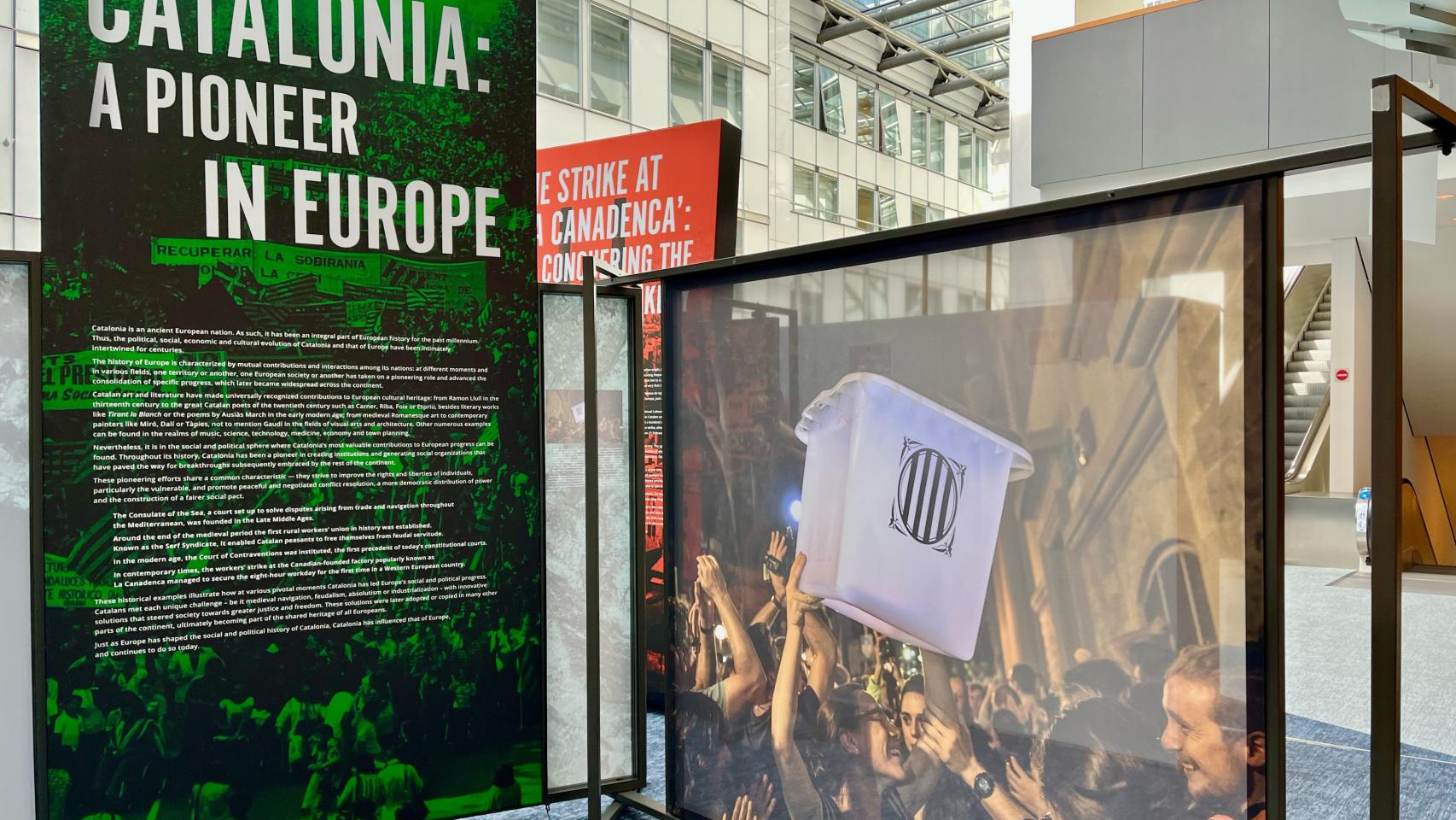 Panel con una urna del 1-O, retirado por orden del Parlamento Europeo, de la exposición impulsada por Carles Puigdemont en la Eurocámara.