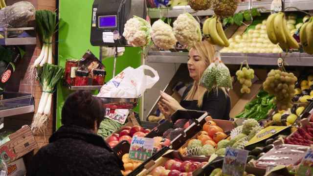 Una trabajadora autónoma en su negocio de venta de fruta.