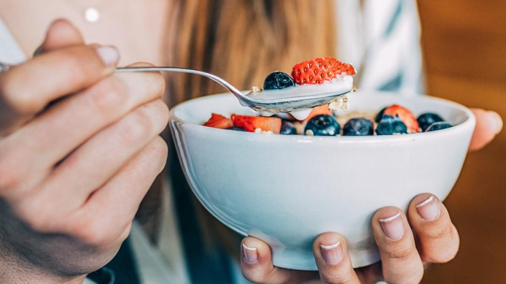 ¿Qué es mejor cenar fruta o yogur? Esta es la elección más saludable según Harvard