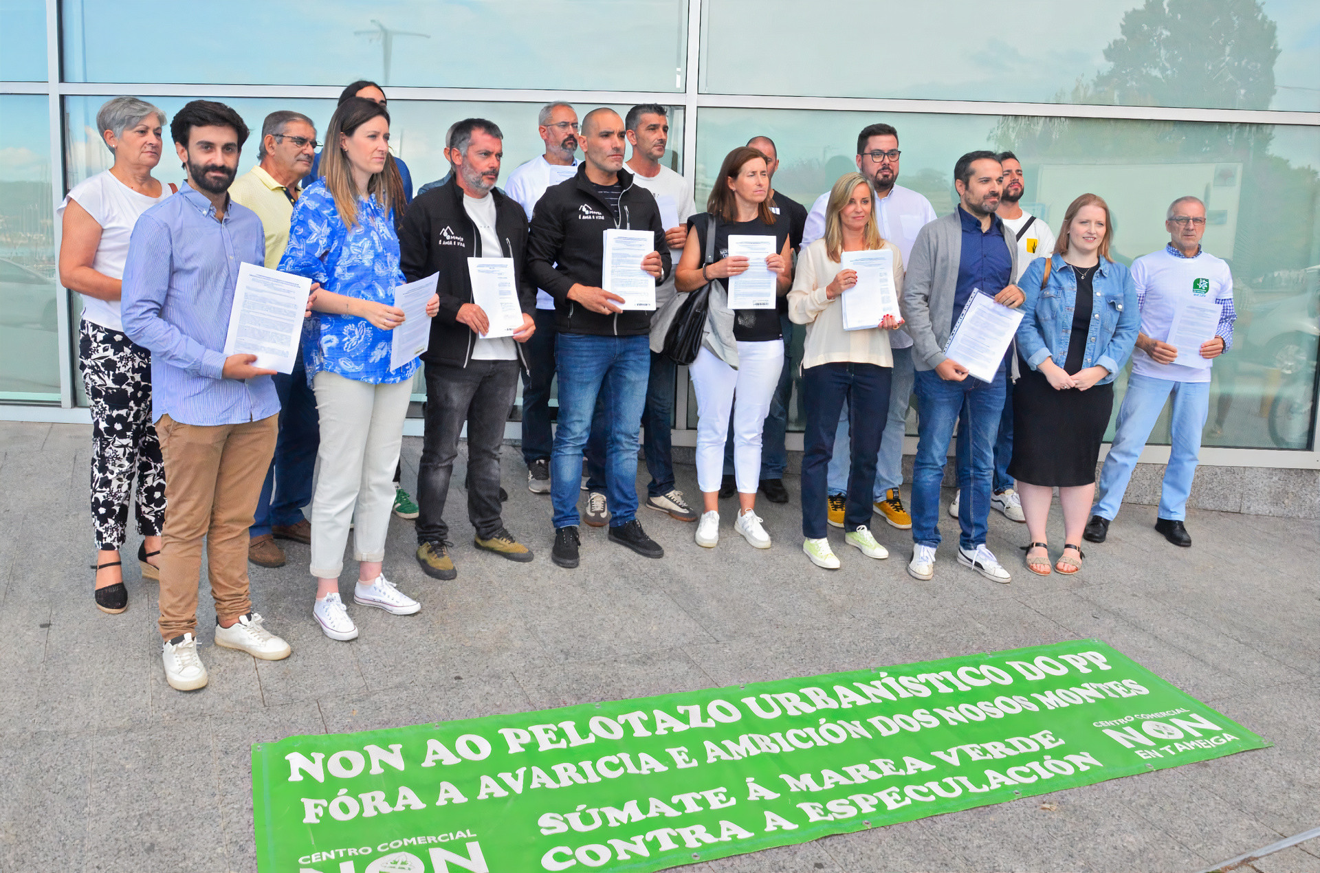 Presentación de alegaciones contra el proyecto Galicia Sports 360 ante la sede de la Xunta en Vigo.