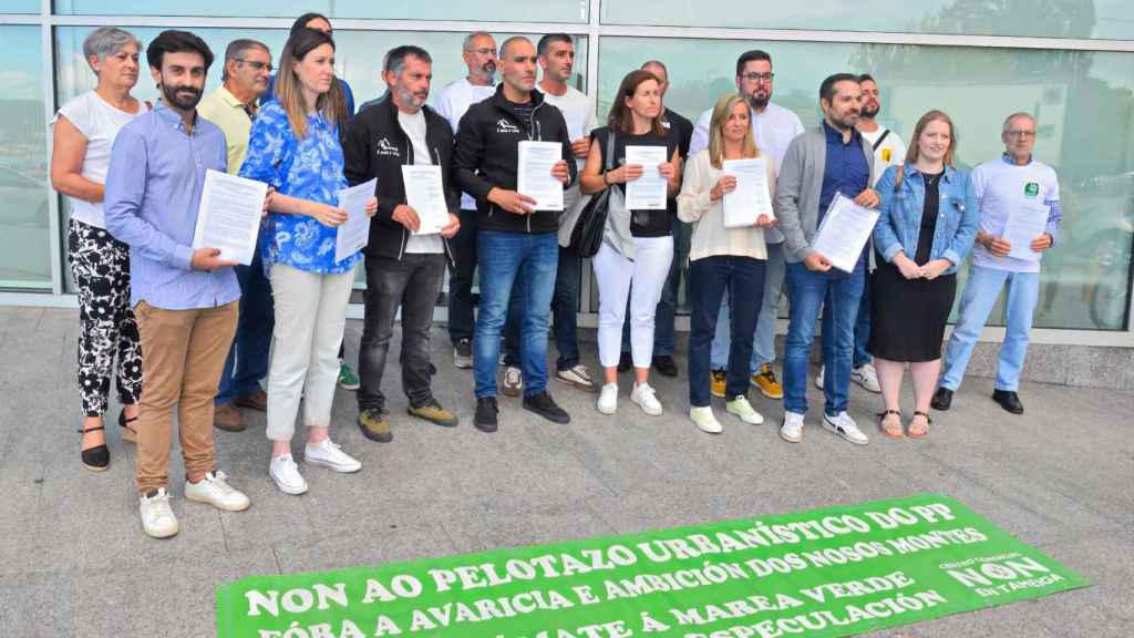 Presentación de alegaciones contra el proyecto Galicia Sports 360 ante la sede de la Xunta en Vigo.