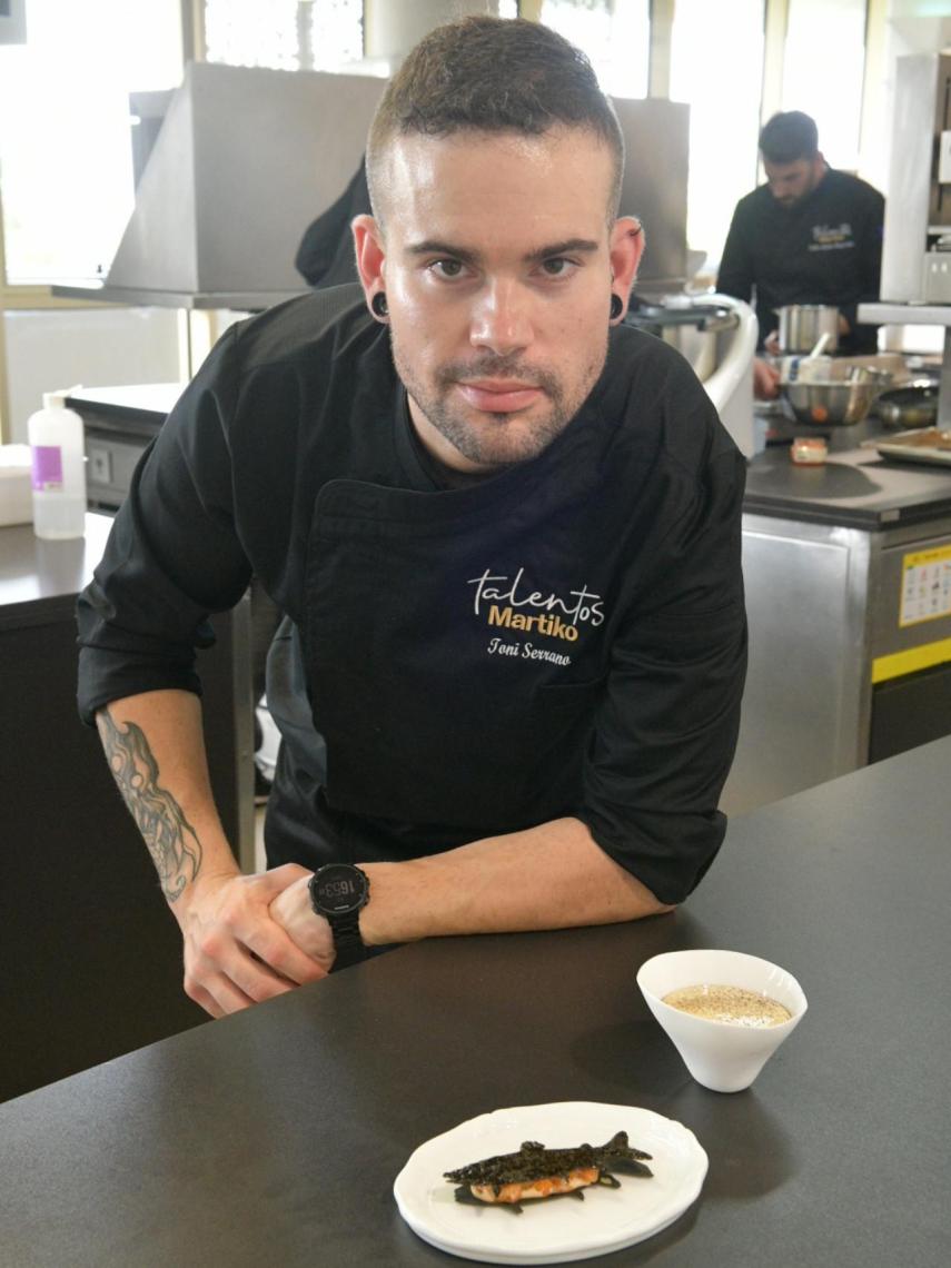 El chef Toni Serrano posa con el aperitivo que le ha otorgado el primer premio en el concurso