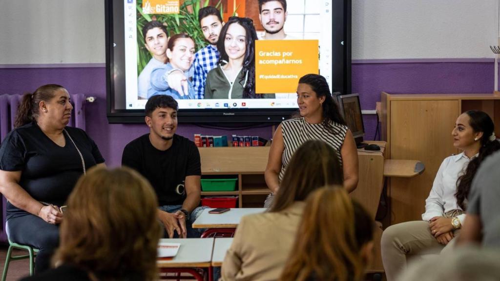 Samuel y Sara junto a la madre de él, Dolores, y la directora de Incidencia Social de la Fundación Secretariado Gitano, Ana Segovia (en el centro).