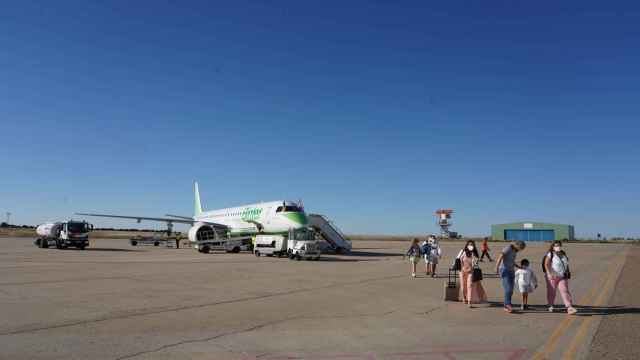 Imagen de un avión de Binter en el Aeropuerto de Villanubla de Valladolid.