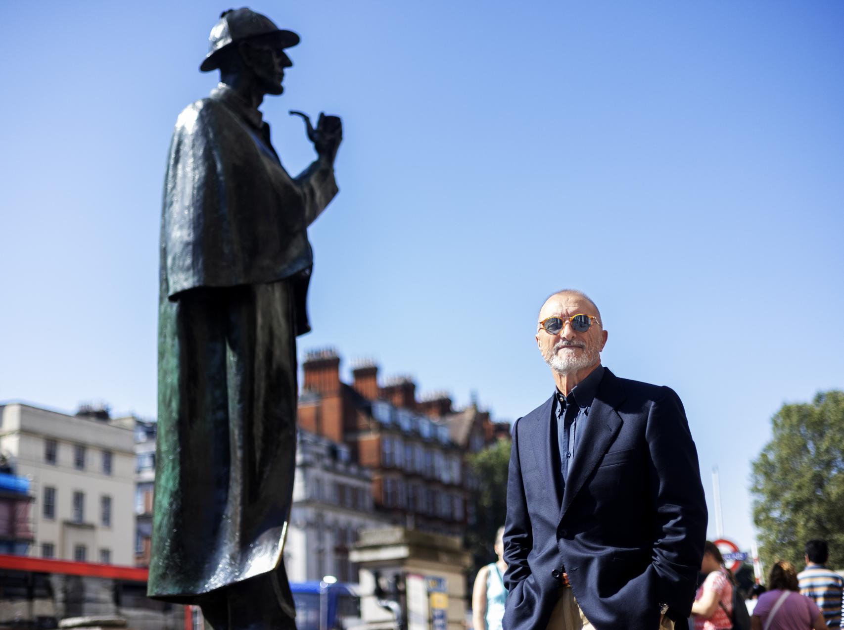 Pérez-Reverte ante la estatua de Sherlock Holmes en Baker Street Station, Londres. Foto: JEOSM