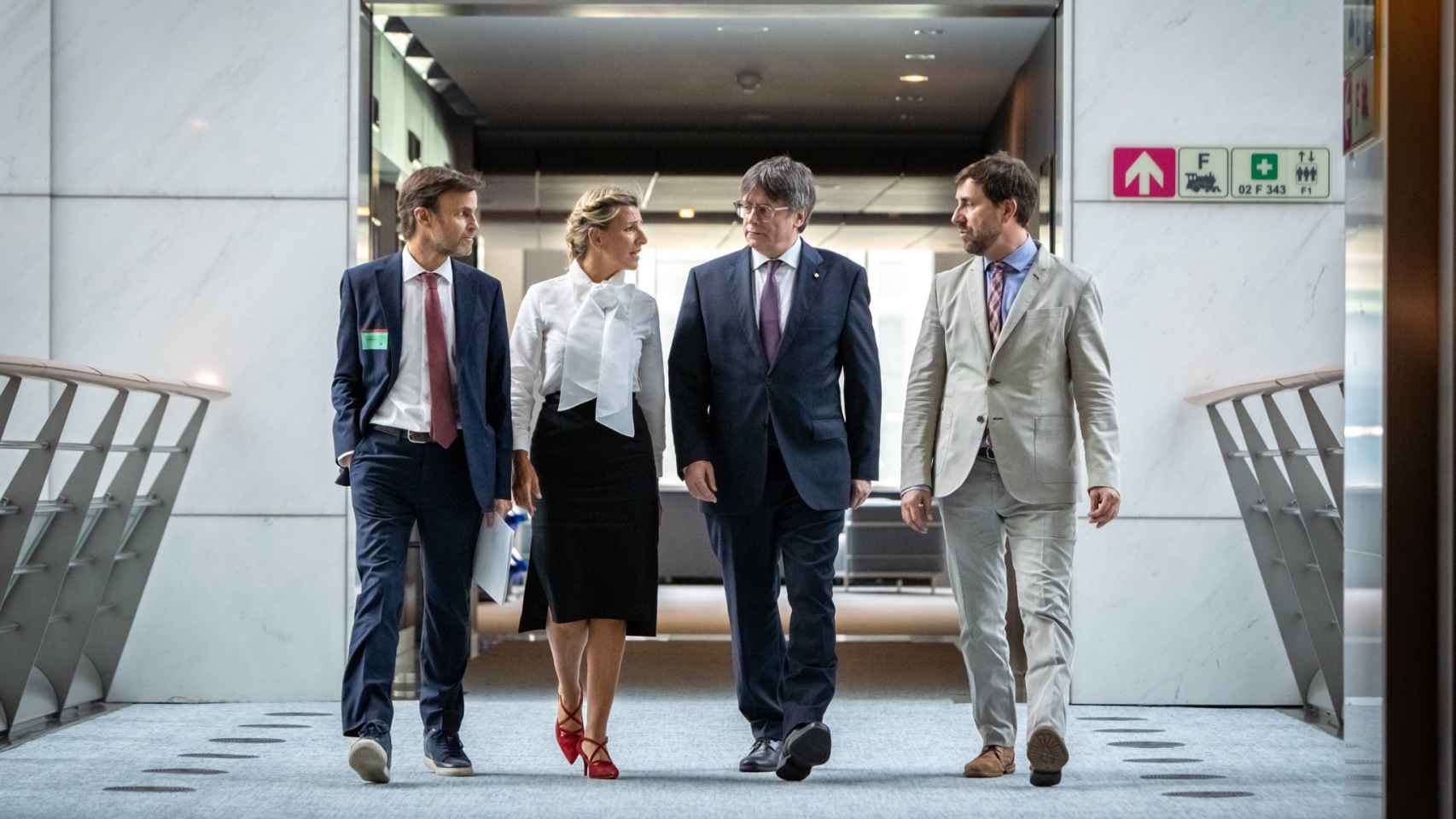 Jaume Asens, Yolanda Díaz, Carles Puigdemont y Toni Comín este lunes en Bruselas