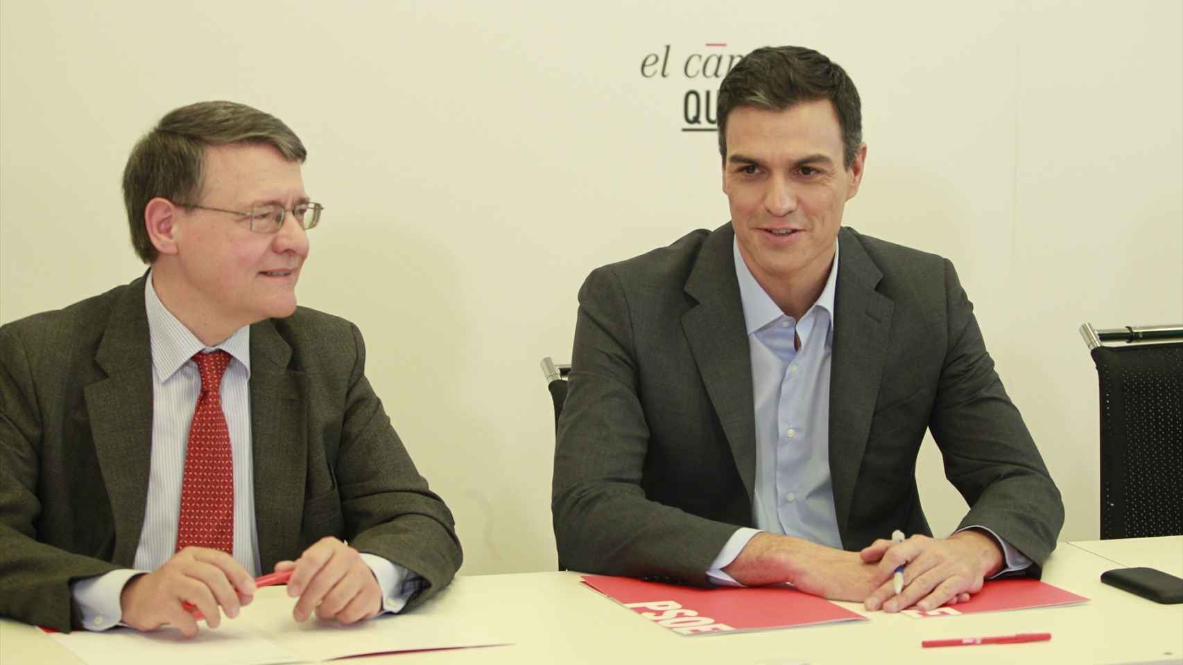 El secretario general del PSOE, Pedro Sánchez, y el exministro Jordi Sevilla, en una reunión de trabajo, en 2015.