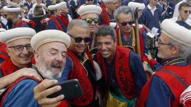 El president Mazón se hace una foto con los compañeros de la comparsa 'Moros Nuevos'.