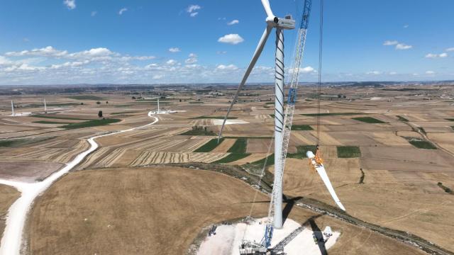 Montaje de palas en el parque eólico Buniel de Iberdrola