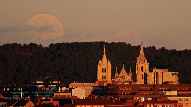 La ciudad de León y al fondo su histórica catedral