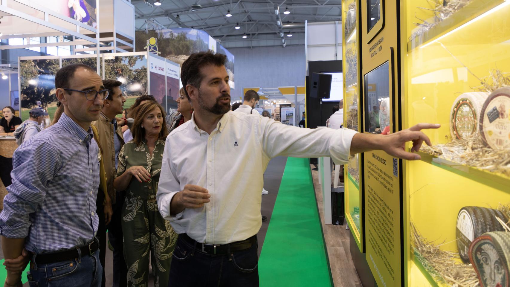 El secretario general del PSOE de Castilla y León, Luis Tudanca, visita la feria Salamaq y ofrece declaraciones a los medios de comunicación