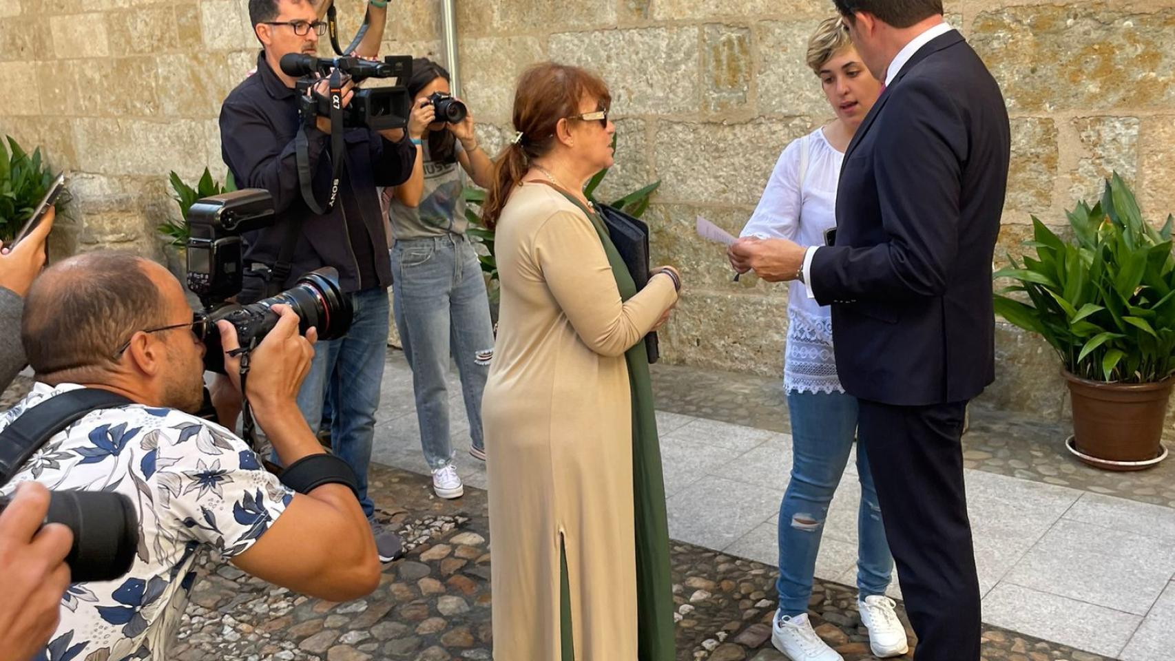 Los vecinos de Ciudad Rodrigo entregan firmas al consejero de Medio Ambiente, Juan Carlos Suárez-Quiñones