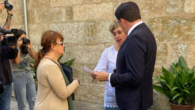 Los vecinos de Ciudad Rodrigo entregan firmas al consejero de Medio Ambiente, Juan Carlos Suárez-Quiñones