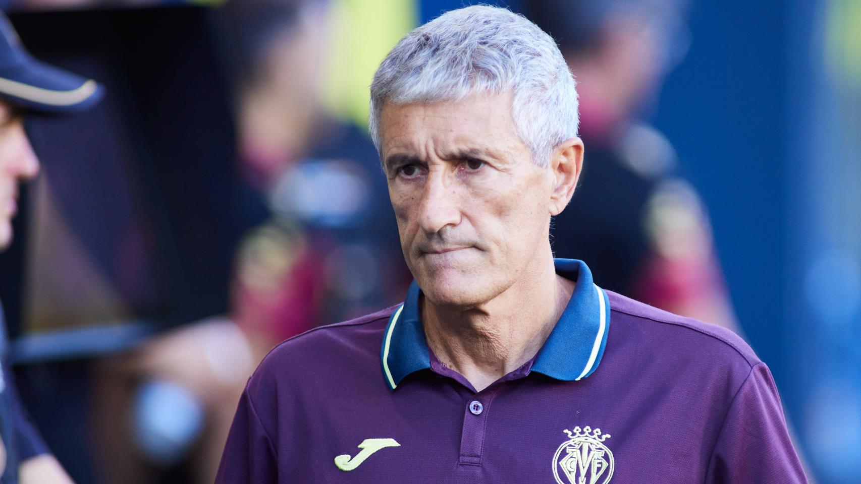 Quique Setién, con gesto serio, durante un partido del Villarreal esta temporada.