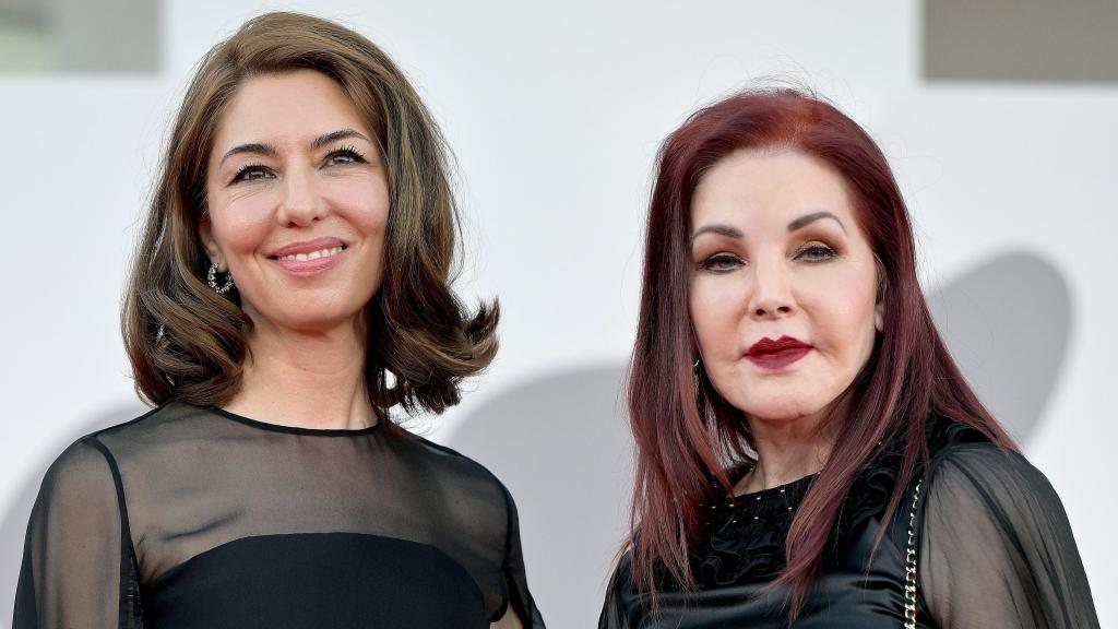 La directora de cine Sofia Coppola y la empresaria y actriz Priscilla Presley en el Festival de Venecia. Foto: Ettore Ferrar / EFE / EPA