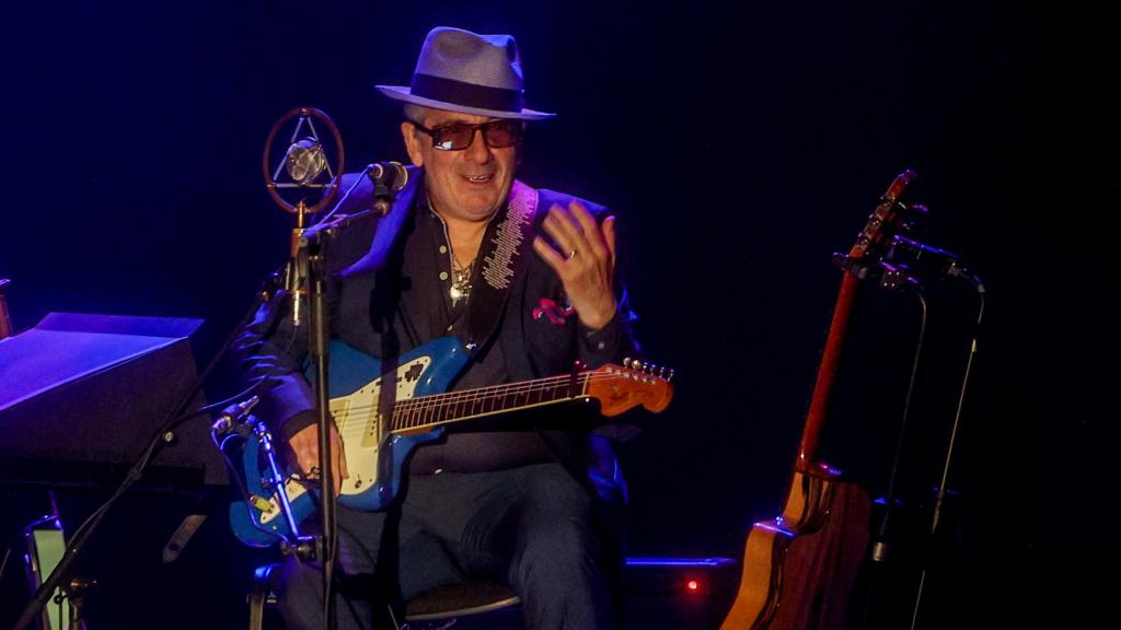 Elvis Costello durante la actuación de este lunes en el Teatro Lope de Vega. Foto: Ricardo Rubio / Europa Press