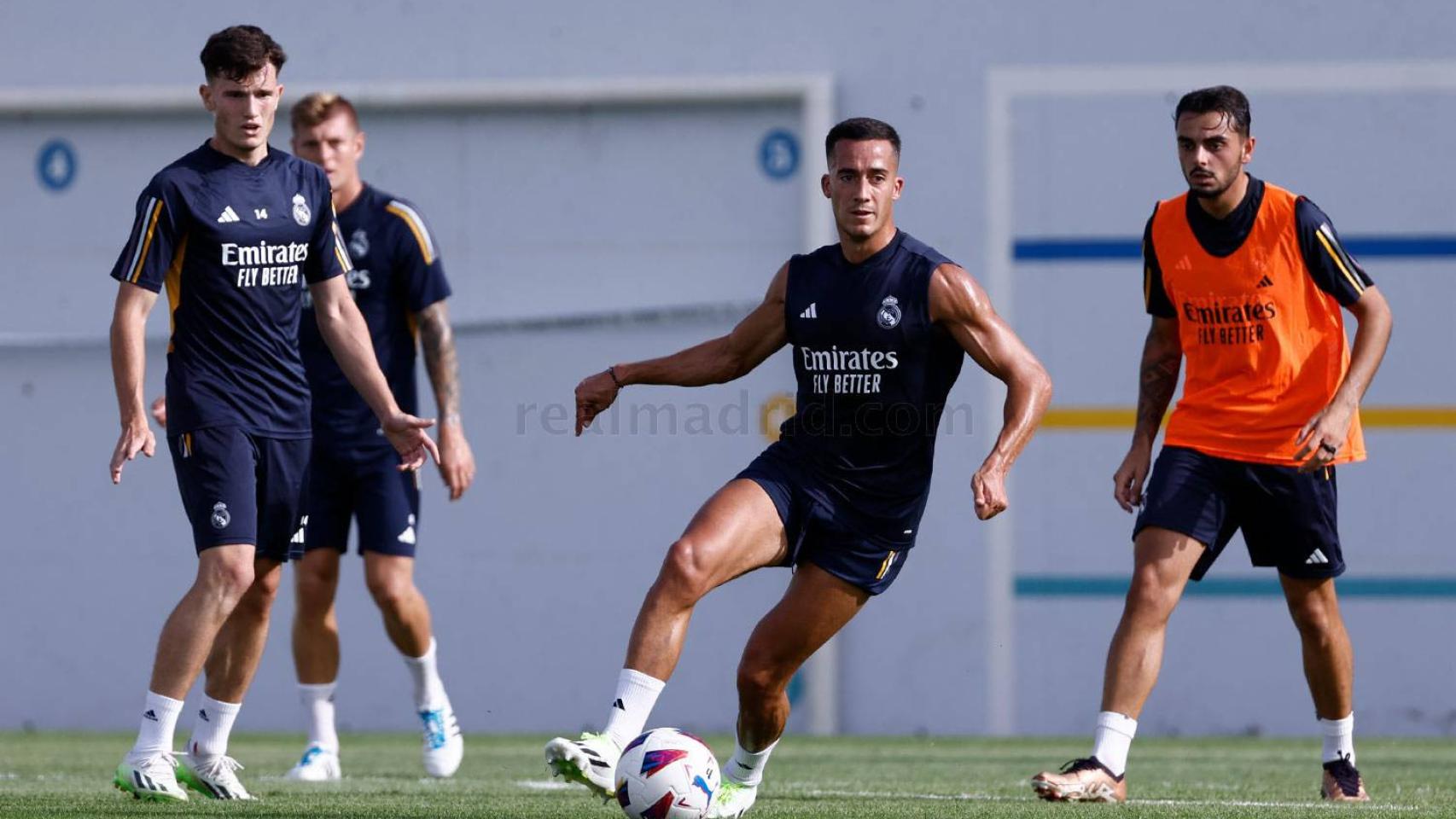 Lucas Vázquez junto a jugadores del Castilla