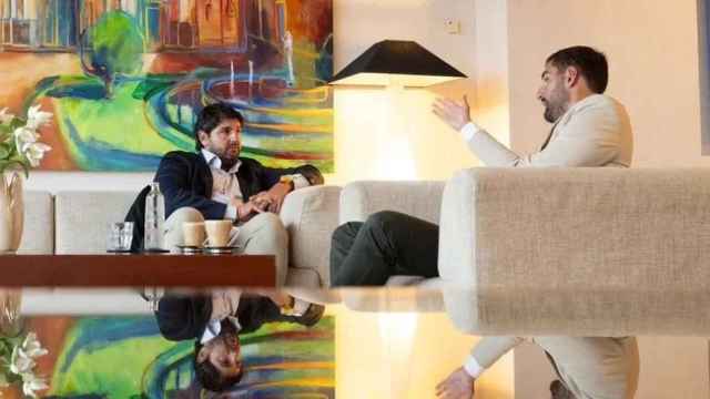 El presidente del PP, Fernando López Miras, y el líder provincial de Vox, José Ángel Antelo, este sábado, tomando café en el Hotel Nelva de Murcia.