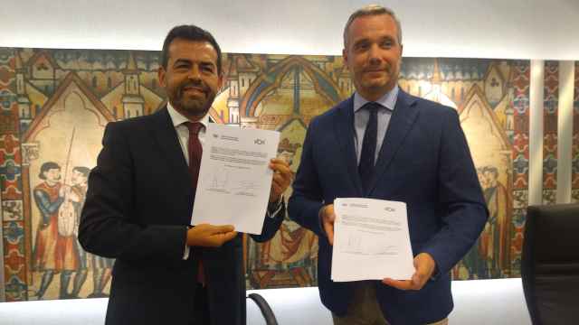 Rubén Martínez Alpañez, portavoz parlamentario de Vox, y Joaquín Segado, portavoz parlamentario del PP, este martes, después de firmar el acuerdo de gobernabilidad en la Asamblea Regional.