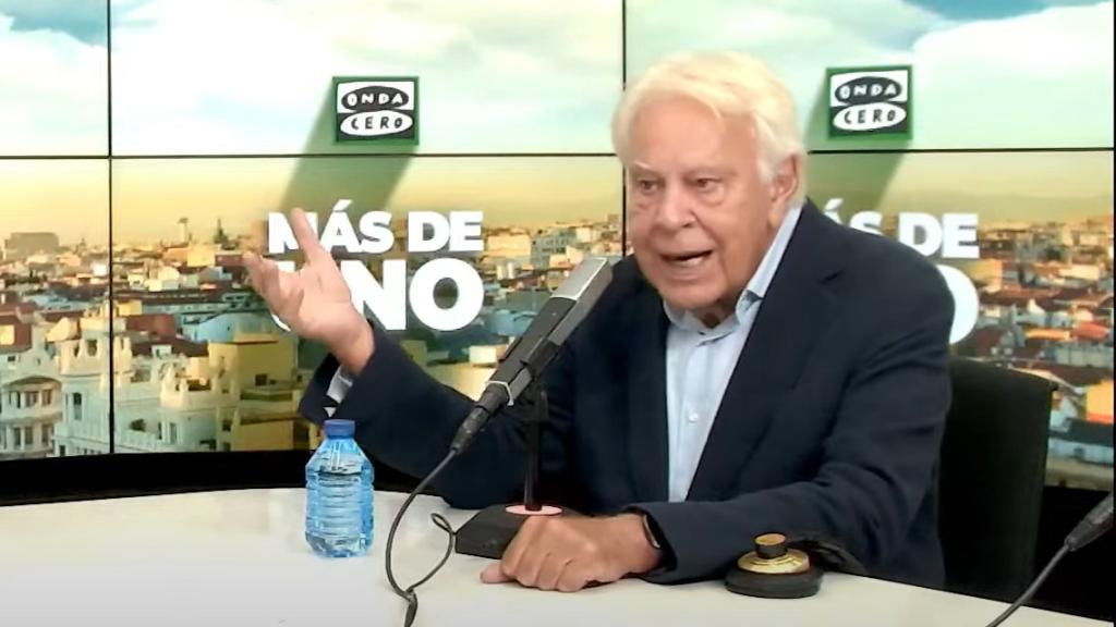 Felipe González este martes durante una entrevista en Onda Cero con el presentador Carlos Alsina.