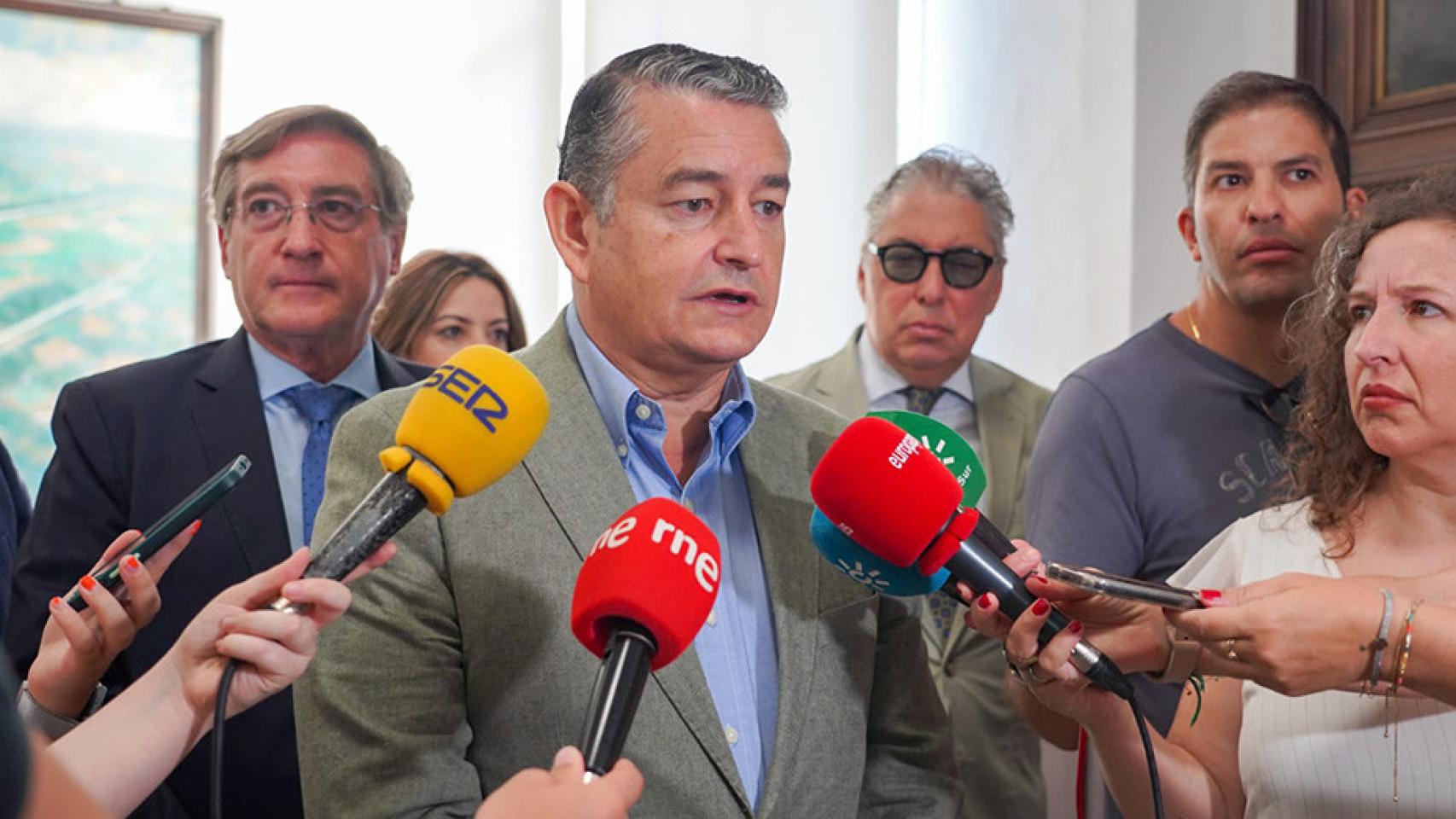 El consejero de la Presidencia, Antonio Sanz, atiende a los medios en una imagen de archivo.