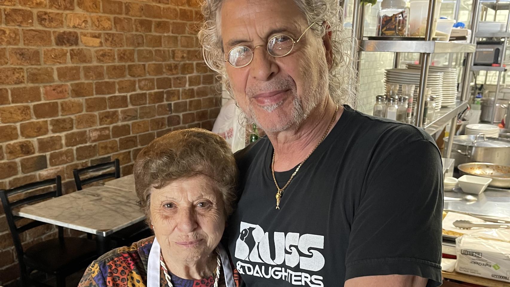 Joe Scaravella con la 'nonna' María de Italia.