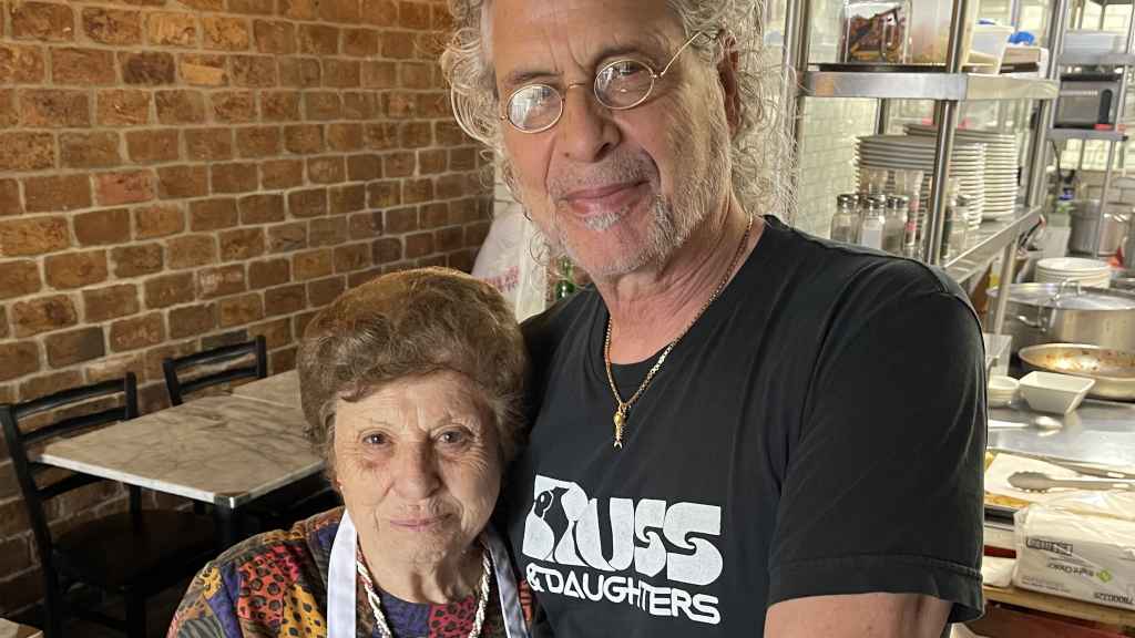 Joe Scaravella con la 'nonna' María de Italia.