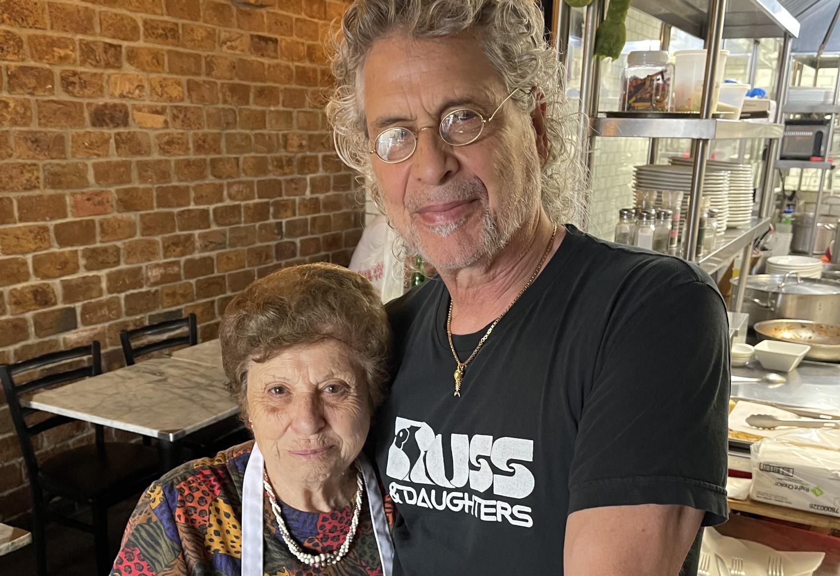 Joe Scaravella con la nonna María de Italia.