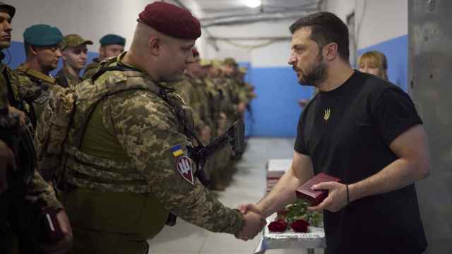 El presidente ucraniano, Volodimir Zelenski, dando la enhorabuena a varios soldados.