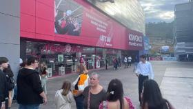 Clientes desalojados del Mediamarkt de Marineda City.