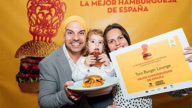 Dado y Rafaela junto a su hija Maya cuando ganaron el concurso a la mejor cheeseburguer en 2019.